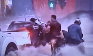 Perigo na Avenida Siqueira Campos | rorça da enxurrada leva motocicleta em Vitória da Conquista