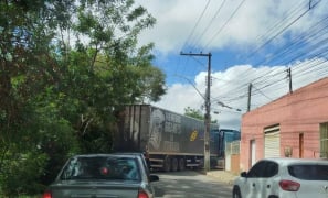 Incidente na Vila Serrana | carreta derruba fiação e interdita a avenida na Zona Oeste de Vitória da Conquista