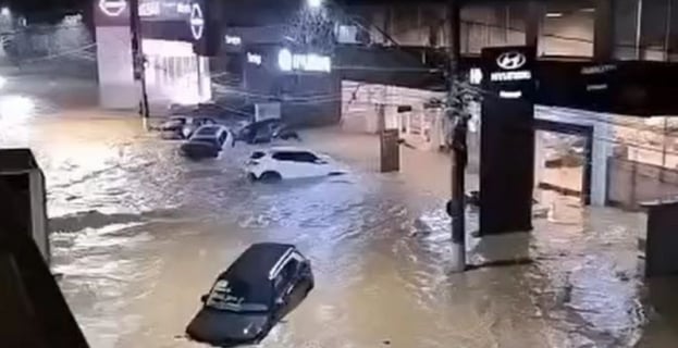 Temporal na Zona da Mata de Minas Gerais | Ubá tem desmoronamentos e carros levados por enxurrada