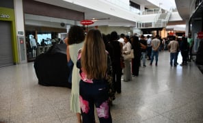 Revolta no Atendimento | SAC só distribui 170 senhas para uma fila que começa de madrugada em Vitória da Conquista