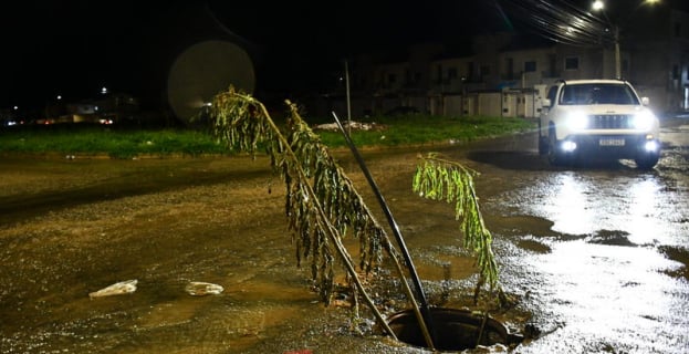 Alerta Vermelh | chuva persistente e ponto de esgoto sem tampa geram perigo em Vitória da Conquista