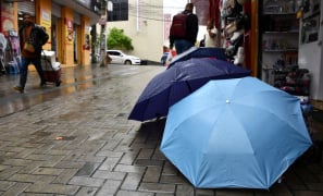 Economia Popular | Chuvas de Verão aquecem as vendas de guarda-chuvas em Vitória da Conquista