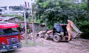 Área de Risco | com Alerta Vermelho, famílias são retiradas e imóveis demolidos em Vitória da Conquista