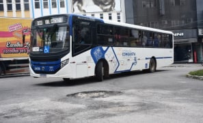 Perigo na Avenida Lauro de Freitas | buraqueira dificulta e trânsito no Centro de Vitória da Conquista