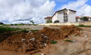 Descarte Irregular | lixo e entulho reaparecem em terreno após limpeza na Zona Sul de Vitória da Conquista