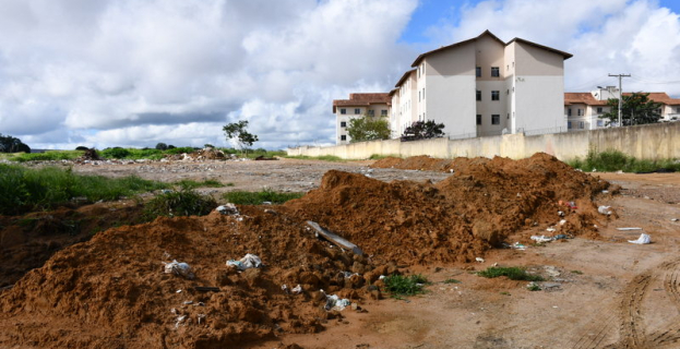 Descarte Irregular | lixo e entulho reaparecem em terreno após limpeza na Zona Sul de Vitória da Conquista