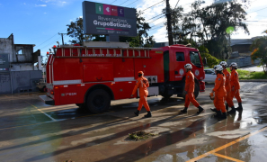 Operação de Resgate | bombeiros fazem buscas por mulher levada pela enxurrada em Vitória da Conquista