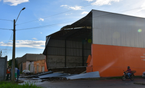 Impactos das Chuvas | muro de galpão desaba durante temporal na Zona Sul de Vitória da Conquista