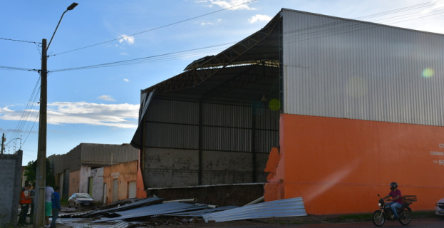 Impactos das Chuvas | muro de galpão desaba durante temporal na Zona Sul de Vitória da Conquista