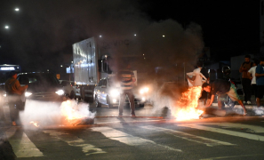 Desaparecida na Enxurrada | manifestantes interditam avenida cobrando busca por Rosana em Vitória da Conquista