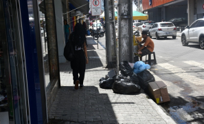 Descarte Irregular | lixo  lançado fora do horário no Centro de Vitória da Conquista gera reclamações