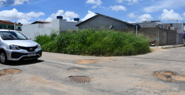 Infraestrutura Urbana | buracos e matagal avançam após período de chuvas em Vitória da Conquista