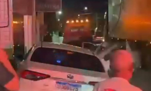 Acidente na Avenida Siqueira Campos | carro bateu num poste que atingiu outro veículo em Vitória da Conquista