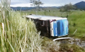Trânsito Regional | ônibus que saiu de Porto Seguro e passaria por Vitória da Conquista tomba na BA-670