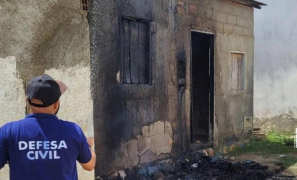 Ação de Urgência | Defesa Civil combate princípio de incêndio numa residência em Maiquinique