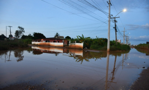 Inundação na Lagoa das Flores | Sheila muda projeto que acabaria com alagamento em vias de Vitória da Conquista