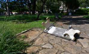 Praça Gerson Gusmão Sales | mato, escuridão e vandalismo geram revolta em Vitória da Conquista