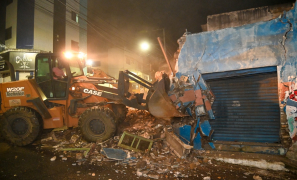 Medida Preventiva | umóvel com risco de desabamento é demolido em Vitória da Conquista