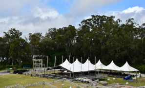 Estádio Lomanto Júnior | gramado permanece interditado para desmontagem de festival em Vitória da Conquista.