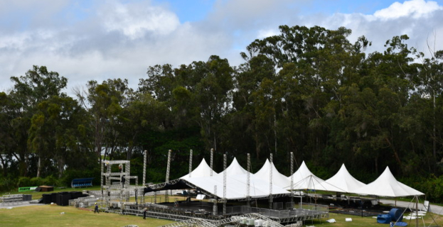 Estádio Lomanto Júnior | gramado permanece interditado para desmontagem de festival em Vitória da Conquista.