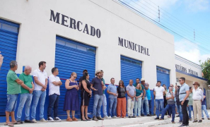 Condeúba | prefeito e deputado entregam Mercado Municipal do Alegre e retroescavadeira no Tamboril