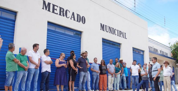 Condeúba | prefeito e deputado entregam Mercado Municipal do Alegre e retroescavadeira no Tamboril