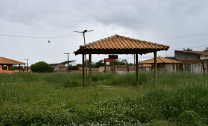 Abandono na Vila do Marquês | Praça inaugurada há poucos anos sofre com matagal e lixo em Vitória da Conquista