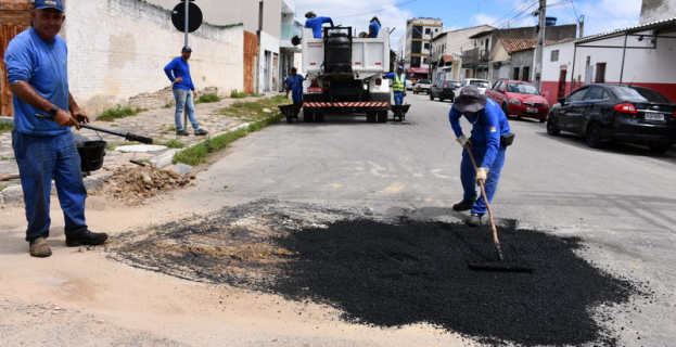 Infraestrutura Urbana | Operação Tapa-Buracos recupera vias na Zona Oeste de Vitória da Conquista