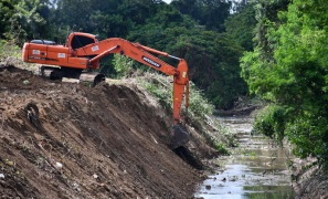 Meio Ambiente | Secretaria de Infraestrutura realiza limpeza no Rio Verruga em Vitória da Conquista
