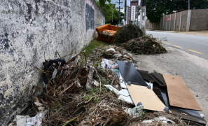 Meio Ambiente | Descarte irregular de sofás cria “lixões urbanos” em Vitória da Conquista