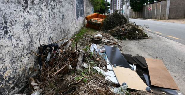 Meio Ambiente | Descarte irregular de sofás cria “lixões urbanos” em Vitória da Conquista