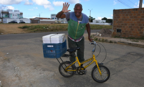 Figura Icônica | Renê Amaral e sua rotina de 60 quilômetros diários em mini-bike por Vitória da Conquista