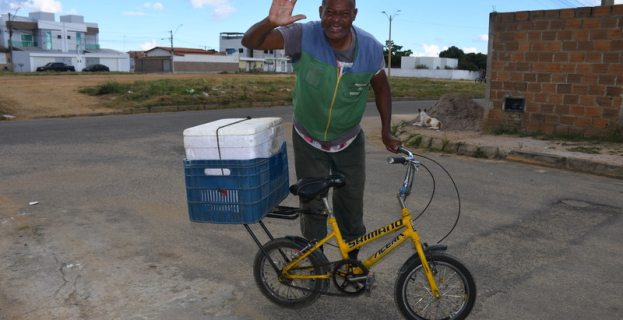 Figura Icônica | Renê Amaral e sua rotina de 60 quilômetros diários em mini-bike por Vitória da Conquista