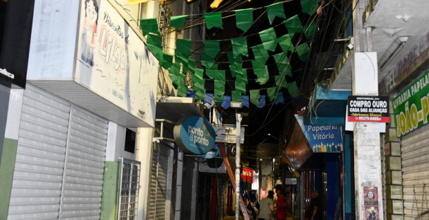 Forró & Futebol | bandeirolas chegam ao Beco da Tesoura com as cores do Brasil em Vitória da Conquista