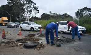 Infraestrutura na Rua 32 | via  sofre com tráfego pesado e EMBASA atua na recuperação de rede em Vitória da Conquista