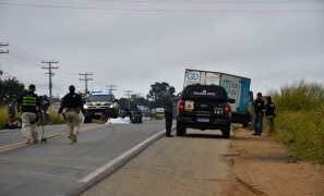 Tragédia no Anel Rodoviário de Vitória da Conquista | motociclista morre em batida entre moto e caminhão