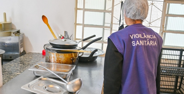 Saúde Pública | Vigilância Sanitária interdita cozinha industrial após surto de mal-estar em Vitória da Conquista