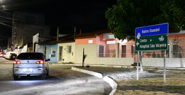 Jotinha no UP Notícias | ataque de cachorros e o lixo que bloqueia a calçada para pedestres em Vitória da Conquista