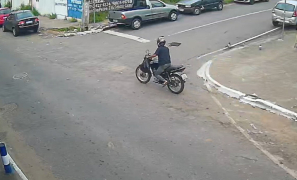Deu ladrão na Rua Catão Ferraz | Câmeras registram furto de motocicleta em Vitória da Conquista