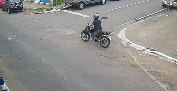 Deu ladrão na Rua Catão Ferraz | Câmeras registram furto de motocicleta em Vitória da Conquista