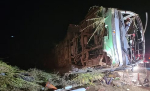 Tragédia na Rodovia | capotamento de ônibus deixa um morto e dezenas de feridos na MGC-367