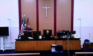 Tribunal do Júri | acusado de liderar ataque que matou dois policiais é julgado em Vitória da Conquista