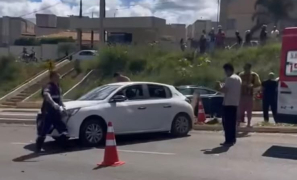Acidente na Avenida Presidente Vargas | vítima ferida numa colisão envolvendo três carros em Vitória da Conquista