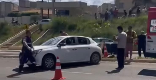 Acidente na Avenida Presidente Vargas | vítima ferida numa colisão envolvendo três carros em Vitória da Conquista