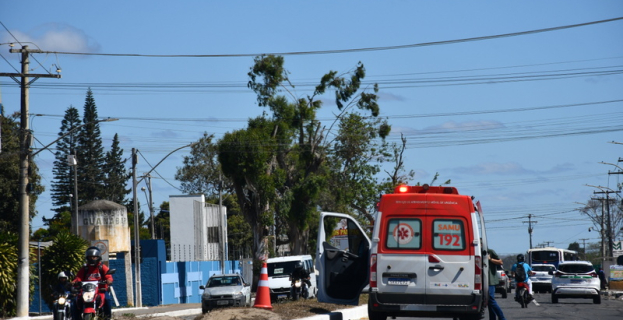 Fatalidade na Avenida Juracy Magalhães| Mulher sofre mal súbito dentro de van e morre em Vitória da Conquista
