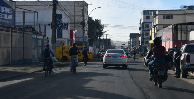 Avenida Brumado | sem sinalização e ciclovia, ciclistas e pedestres perdem segurança em Vitória da Conquista