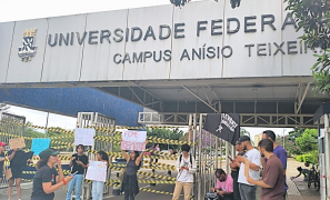Universidade Federal da Bahia | estudantes fecham portões após suspensão do RU em Vitória da Conquista