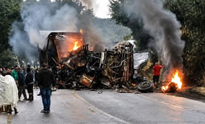 Tragédia no Norte de Minas Gerais | ônibus e carreta pegam fogo após batida deixando mortos e feridos