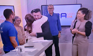 Bodas de Prata | Judson Almeida celebra 25 anos de TV Sudoeste com surpresa emocionante ao vivo