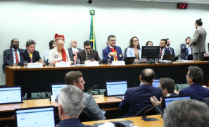 Congresso Nacional | Comissão da Câmara dos Deputados aprova relatório de PEC que acaba com escala 6X1